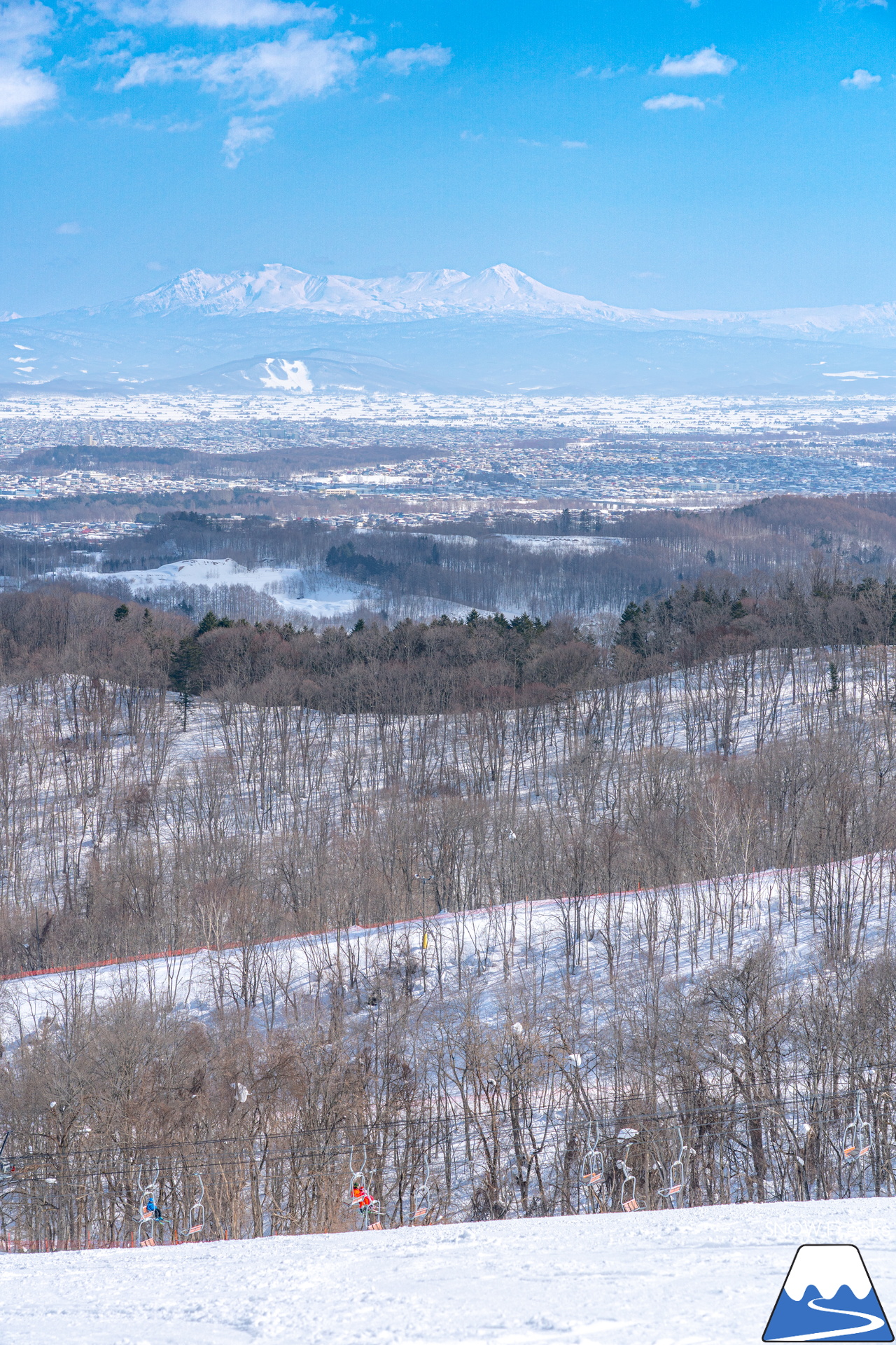 旭川サンタプレゼントパーク・マロースゲレンデ｜旭川市の街並みの向こうに北海道最高峰「旭岳」を望む大パノラマ。旭川市民御用達の絶景ゲレンデへ！